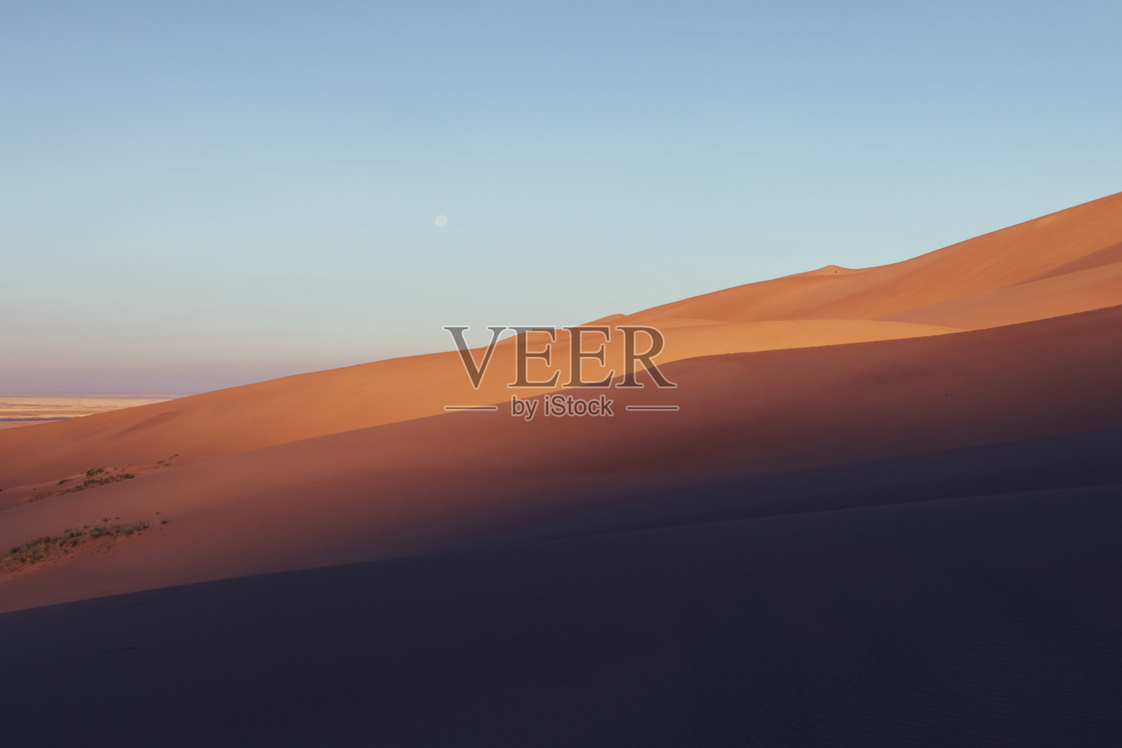 日出在科罗拉多州的大沙丘国家公园的沙丘上创造了金色的光芒照片摄影图片