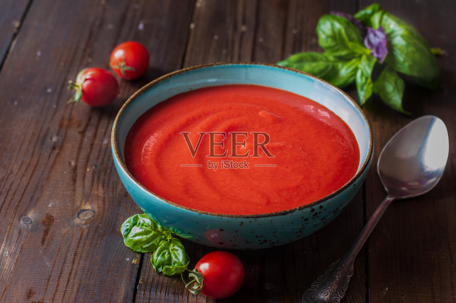 番茄汤在一盘木制的背景照片摄影图片