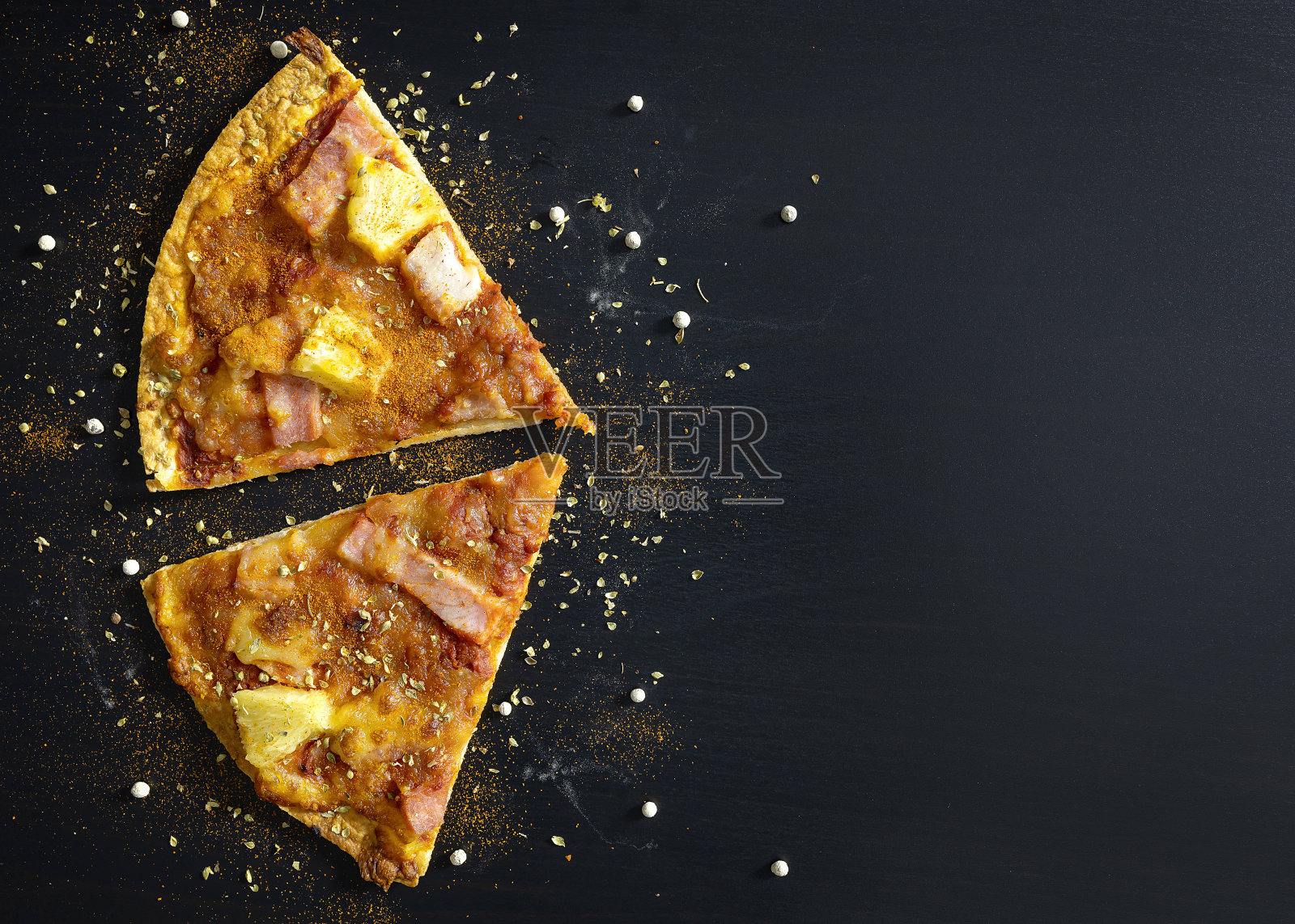 将番茄酱和香料倒在黑色的木桌上。前视图。照片摄影图片