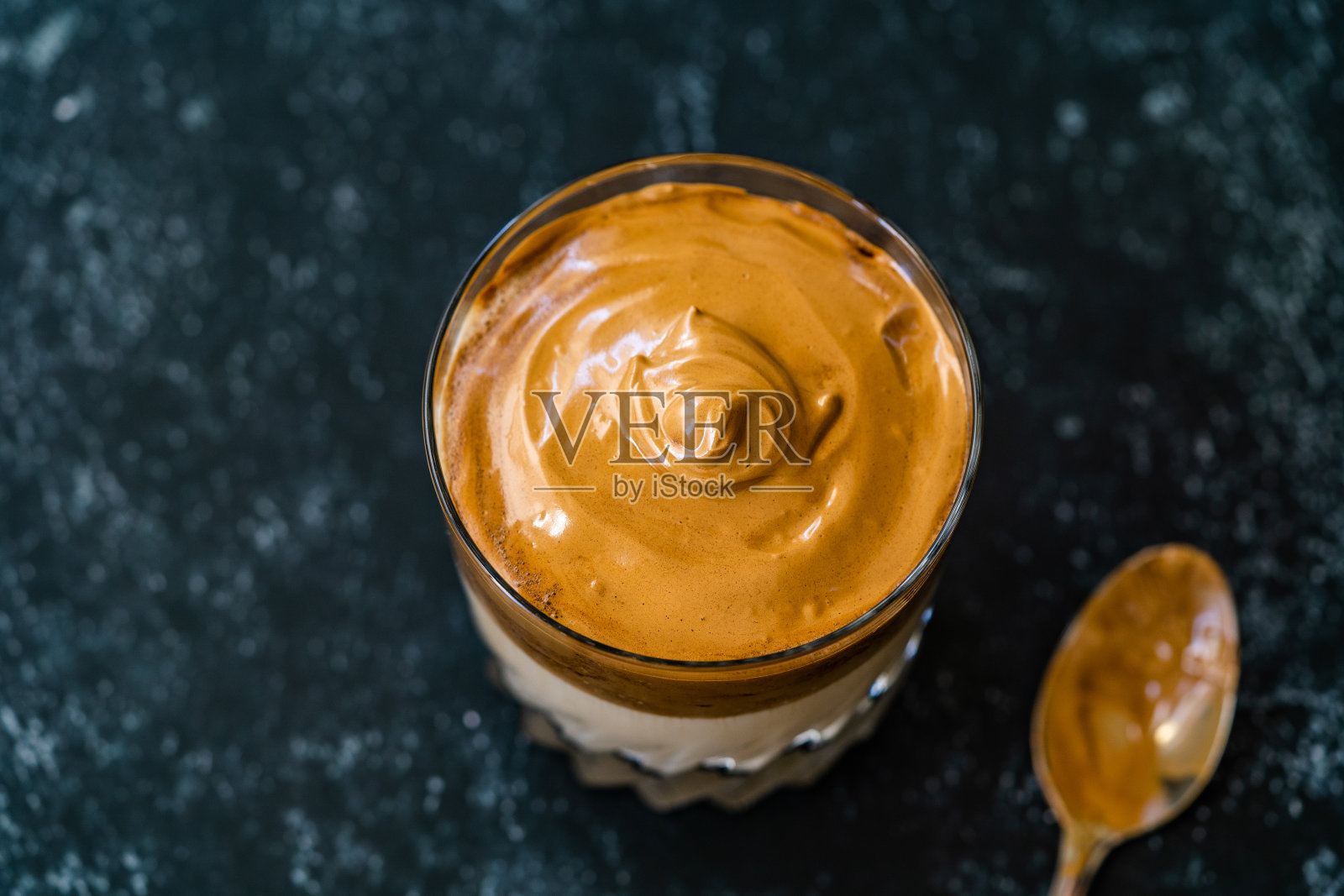 Dalgona咖啡/泡沫奶油蓬松时尚/ Tiktok速溶咖啡粉。韩国饮料。照片摄影图片