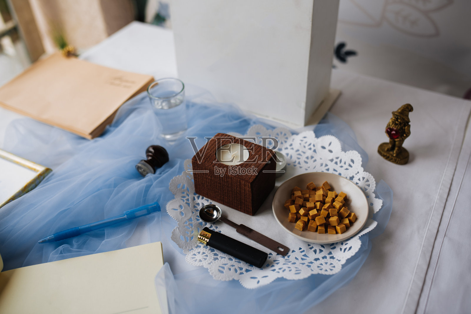 密封的信。密封配件。婚礼装饰。一个让照片摄影图片