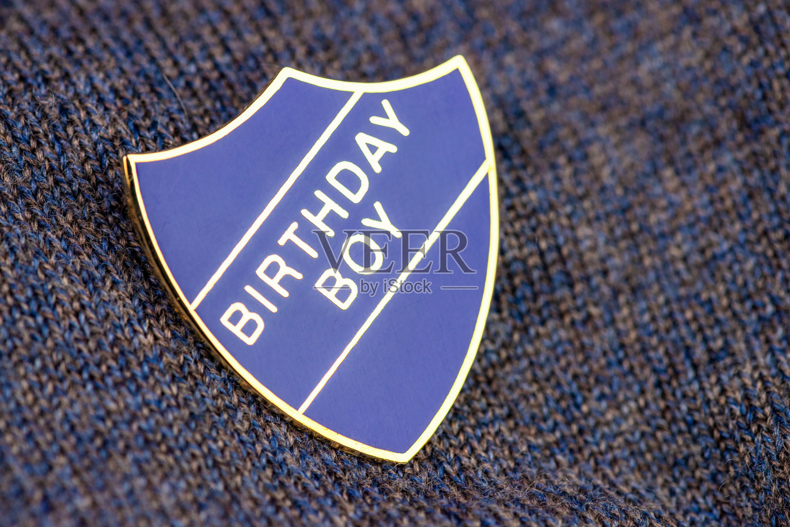 生日男孩徽章特写照片摄影图片