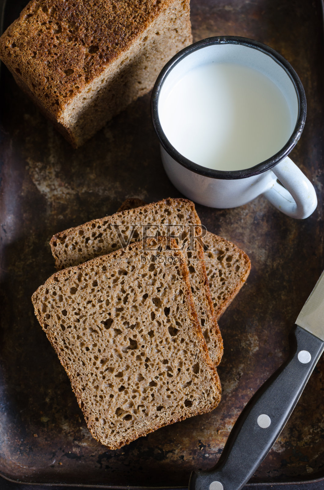 自制黑麦面包配一杯牛奶照片摄影图片