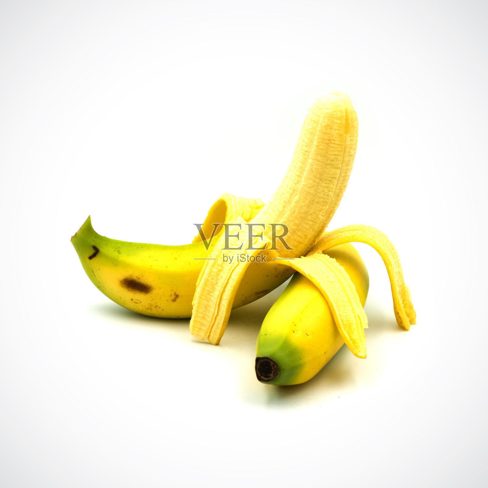 白色背景下的香蕉皮快熟了。照片摄影图片