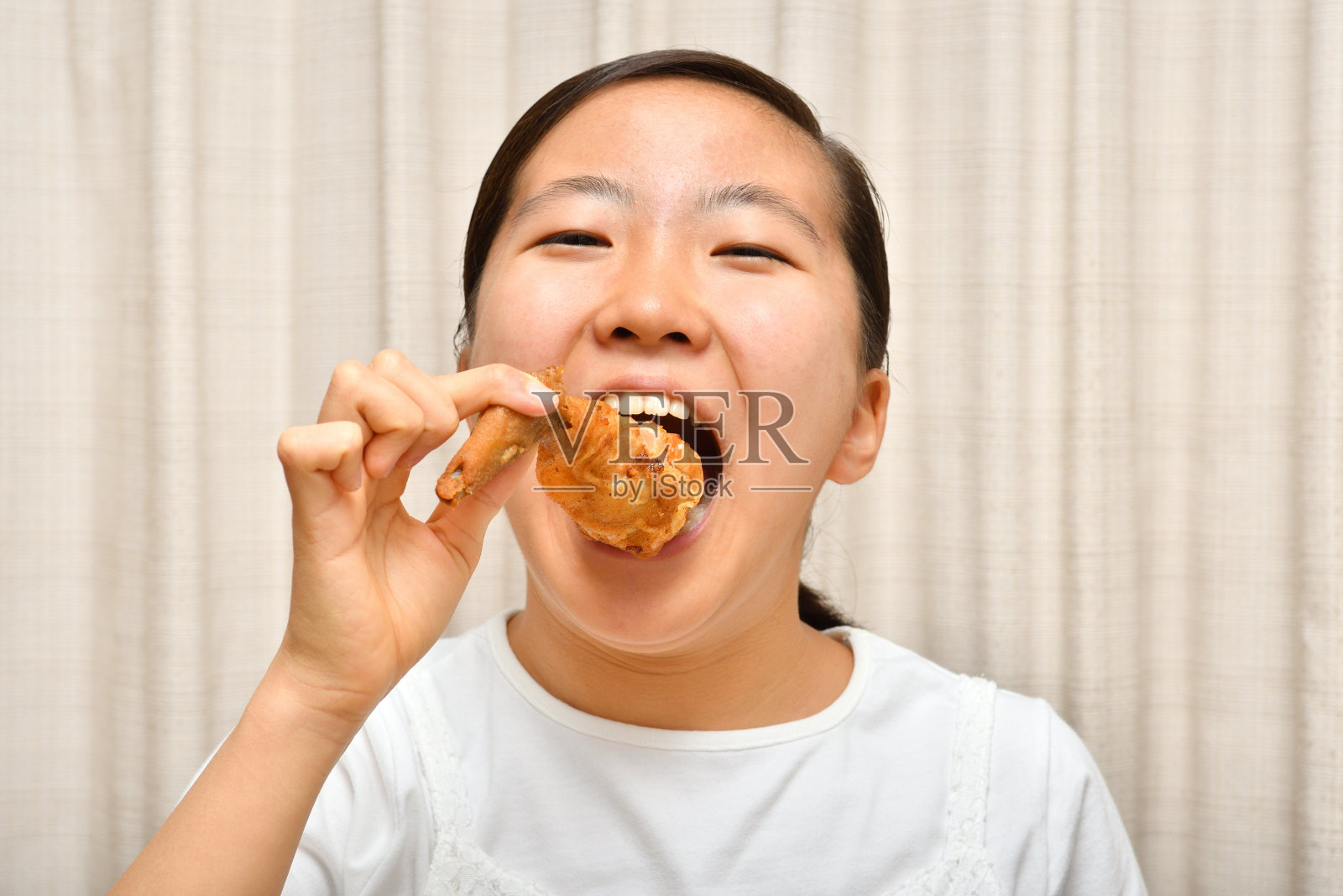 一个日本女孩喜欢吃炸鸡照片摄影图片