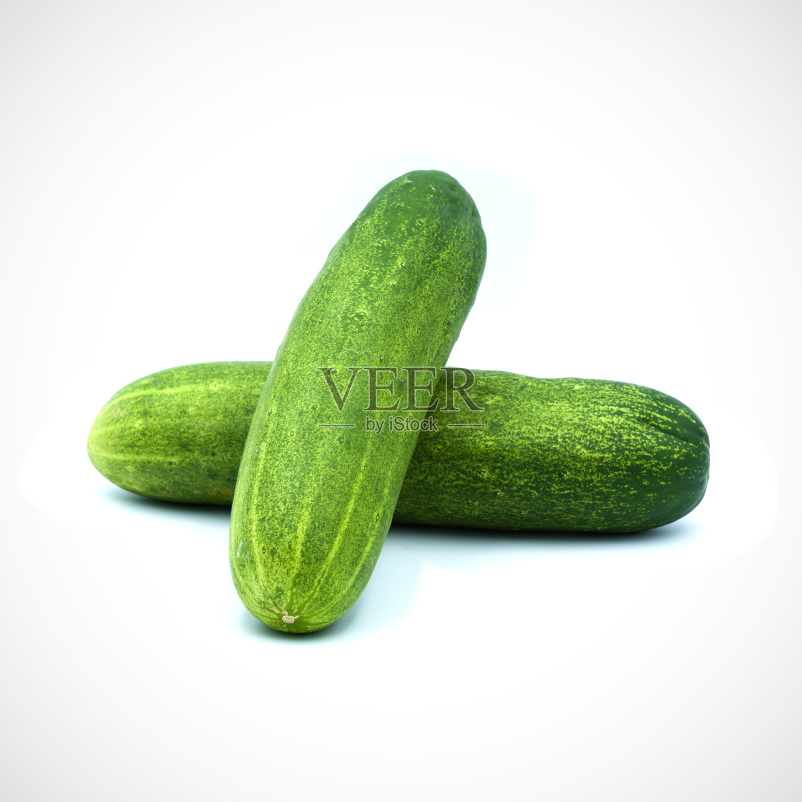 白色背景上的两根黄瓜照片摄影图片