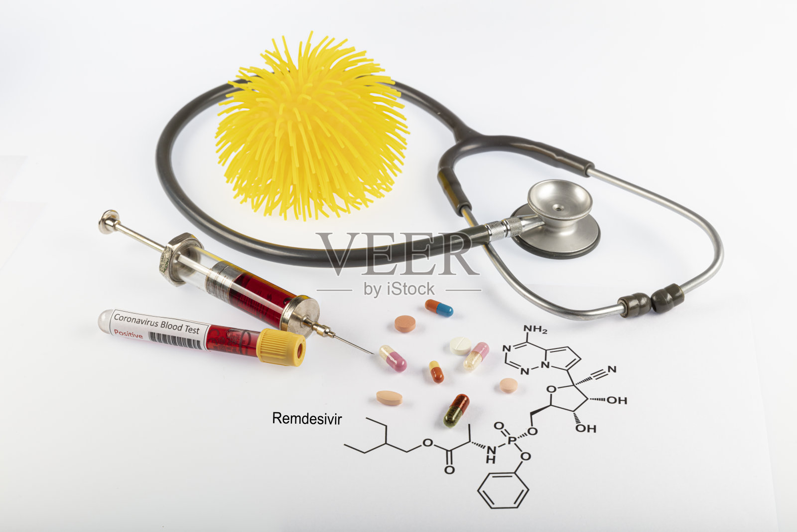 瑞德西韦抗病毒药物，被认为可以治疗Covid-19呼吸道疾病。瑞德西韦分子和一些药物/注射器靠近冠状病毒。照片摄影图片