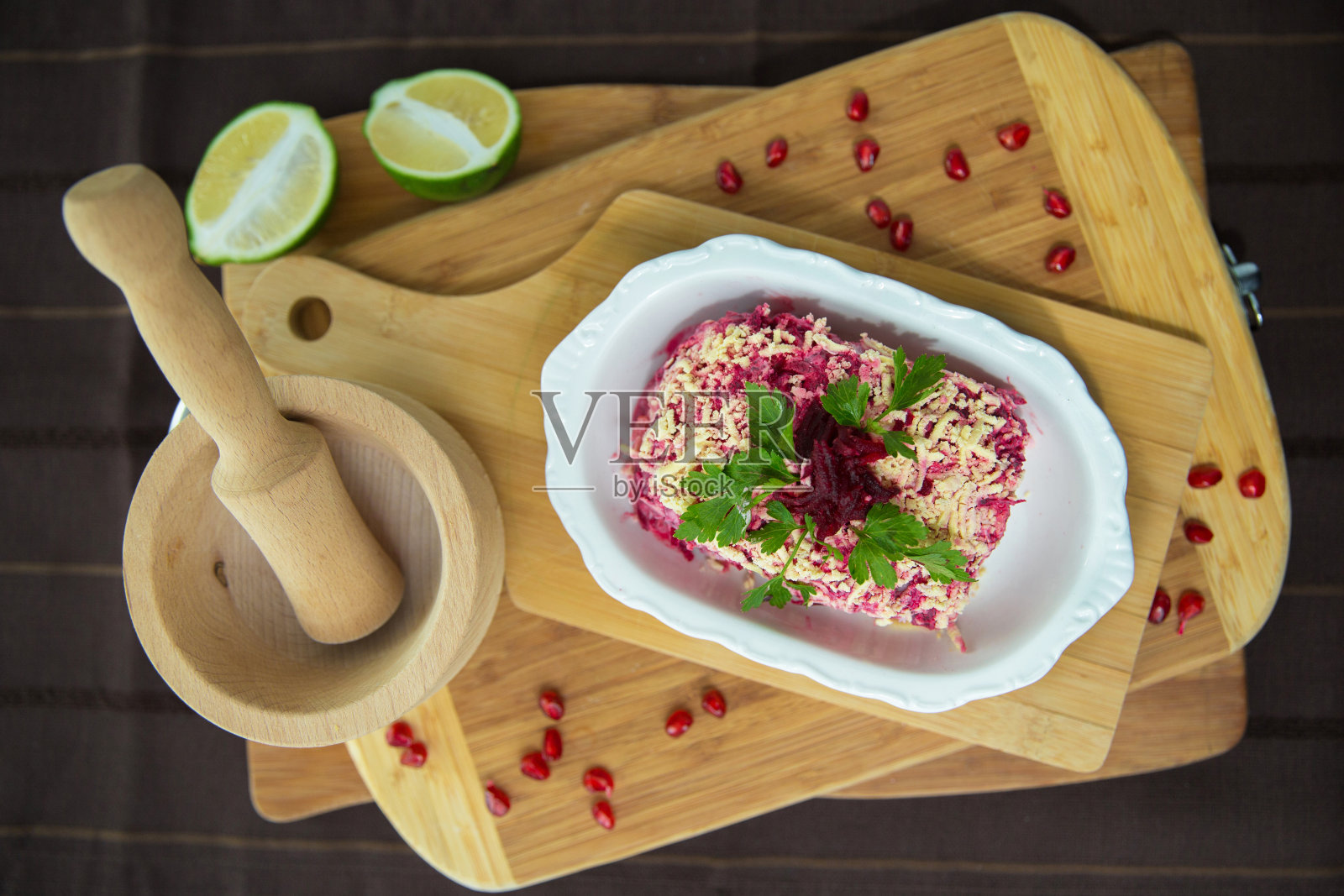磨碎的煮甜菜根，大蒜和蛋黄酱。由土豆、甜菜、鸡蛋、洋葱和蛋黄酱制成的巴拿马派对沙拉。木板、研钵、杵。加蛋黄酱和甜菜的沙拉。照片摄影图片