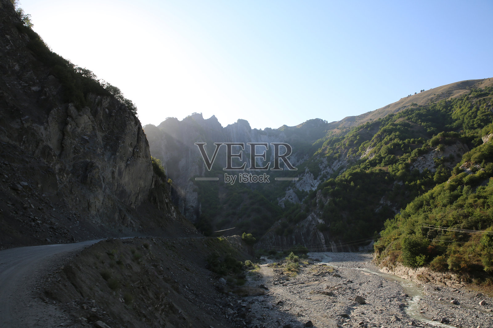 通往阿塞拜疆伊斯马伊利地区拉赫克村的山路上，有汽车。照片摄影图片