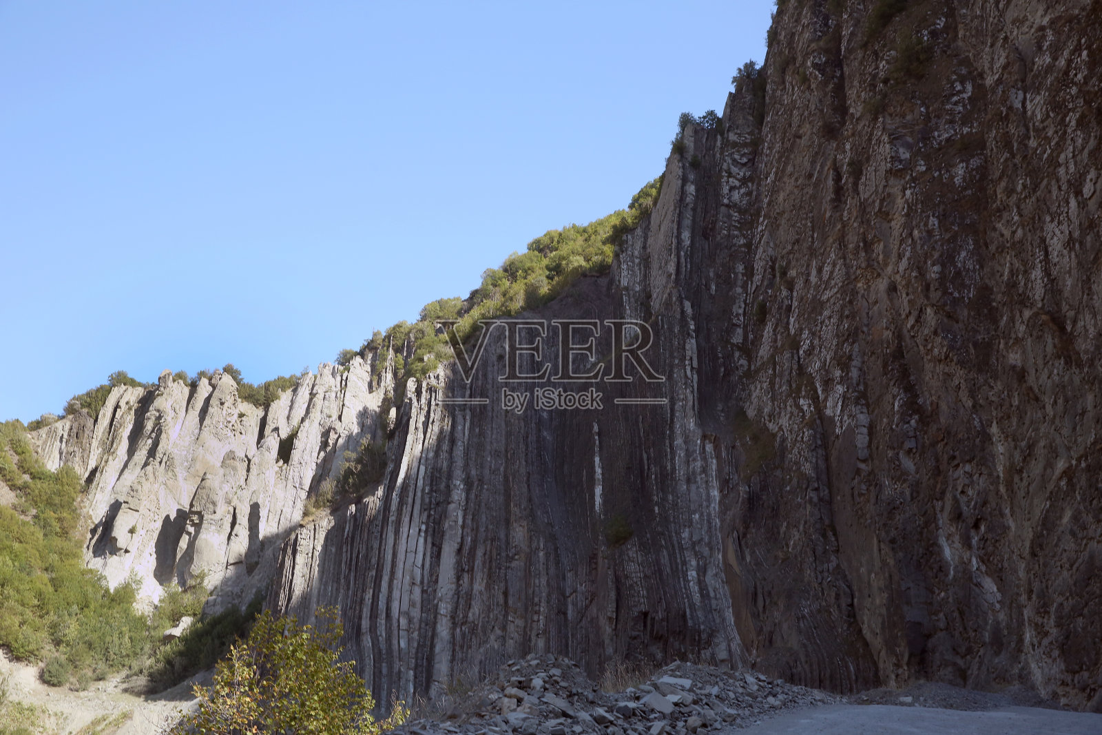 通往阿塞拜疆伊斯马伊利地区拉赫克村的山路上，有汽车。照片摄影图片