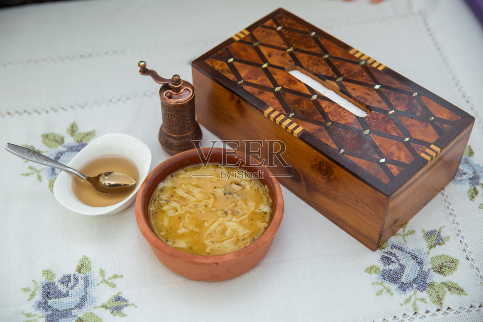 Erishde盘紫色背景。伊利什德棕色碗。把醋放在一个小白碗里。木制餐巾盒。克什米，蛋面，吉尔吉斯，阿塞拜疆美食，传统什锦菜肴，俯视图。照片摄影图片