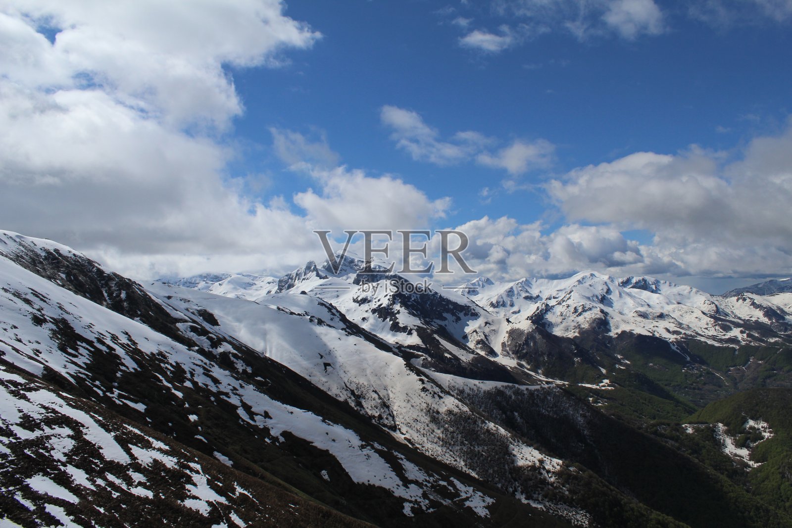 春天爬到比萨尔塔山照片摄影图片