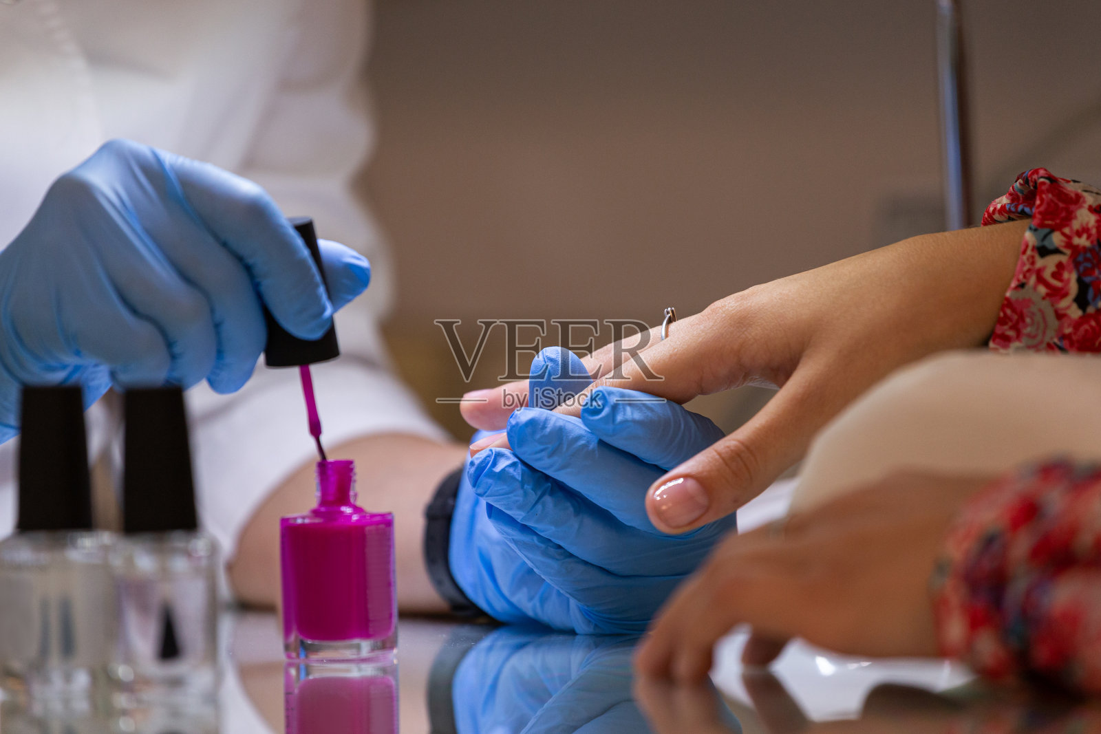 在美甲沙龙近距离作画，修脚大师在工作照片摄影图片