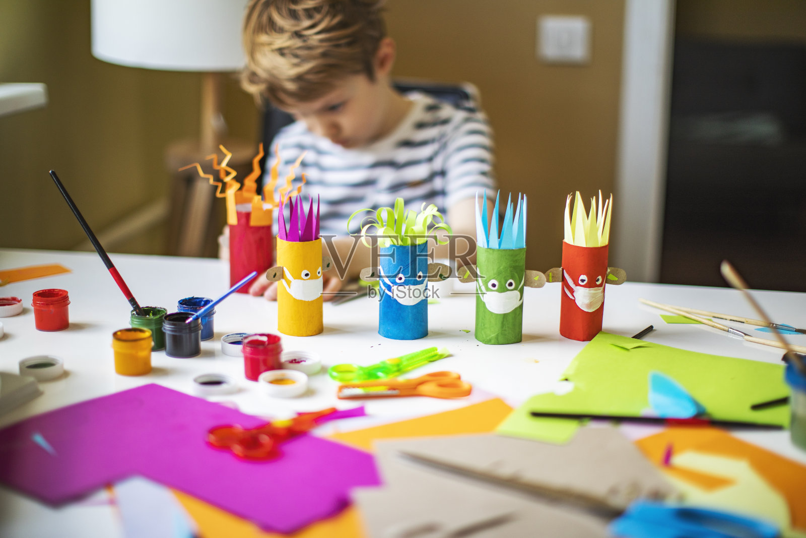 在隔离期间使用卫生纸的行为很滑稽照片摄影图片