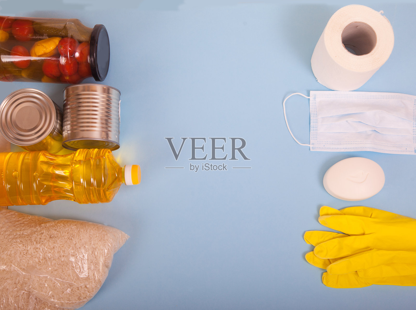 食品米、油、罐头食品、发酵蔬菜及卫生用品。厕纸、肥皂、医用敷料和橡胶手套躺在蓝色的背景上。照片摄影图片