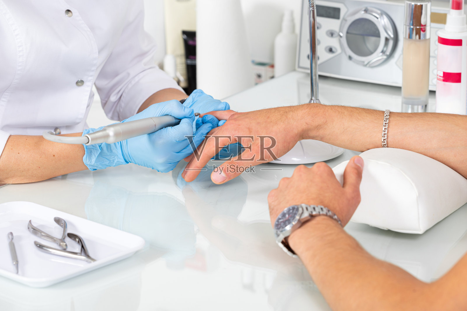 在美甲沙龙近距离打磨和加工指甲，掌握足疗照片摄影图片