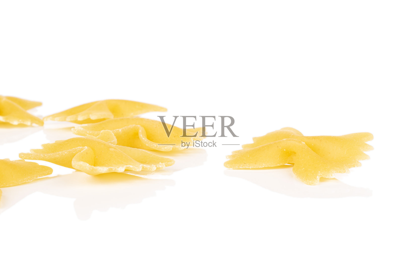 黄色的意大利面孤立在白色上照片摄影图片