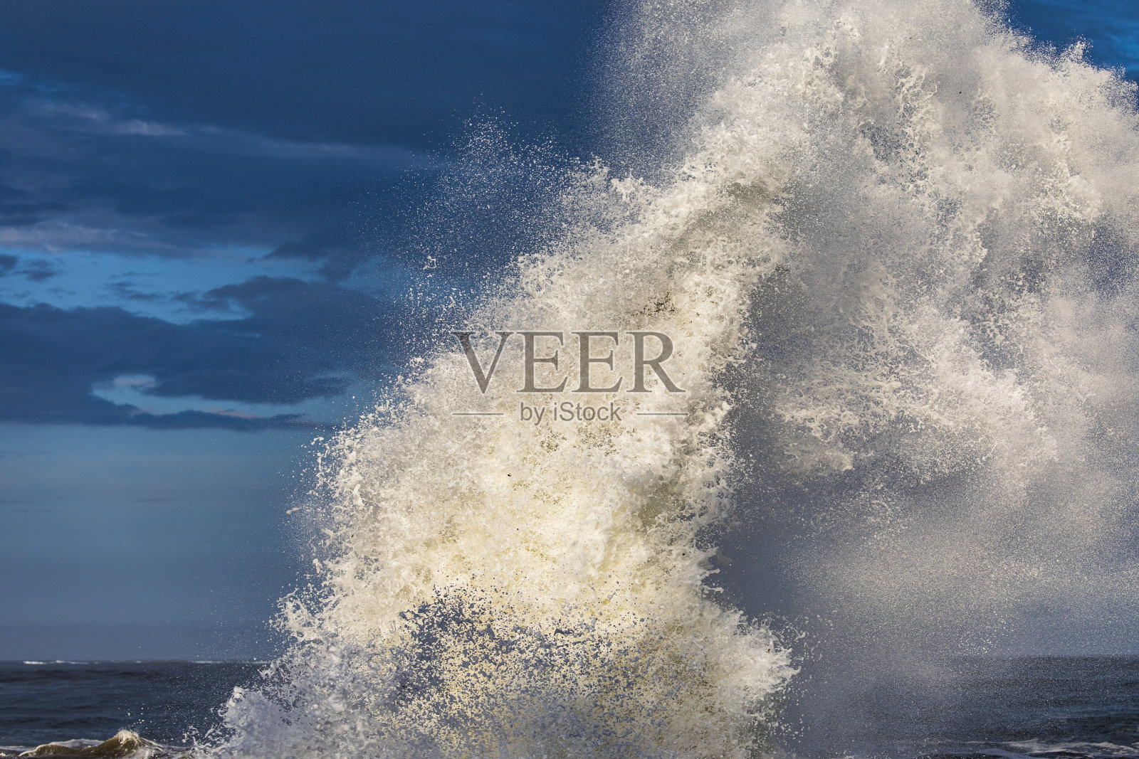 海洋白水从喷水孔喷向空中照片摄影图片