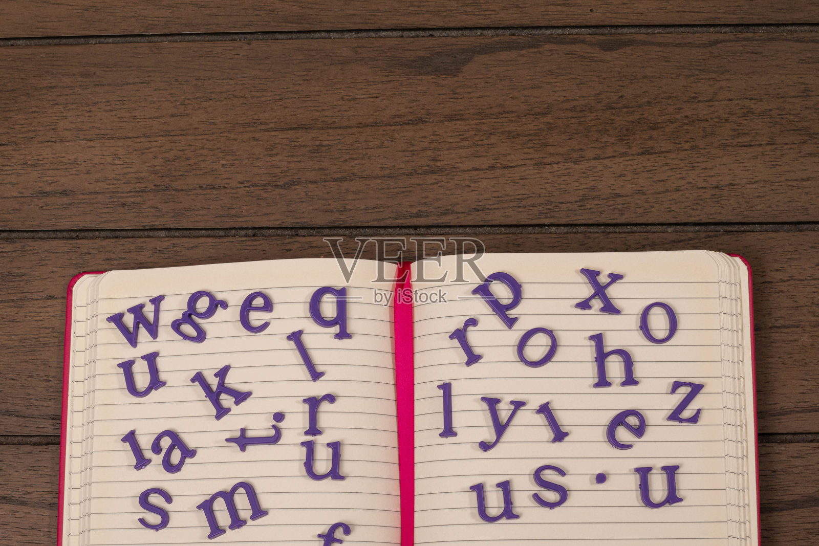 打开带有紫色小字母的笔记本照片摄影图片