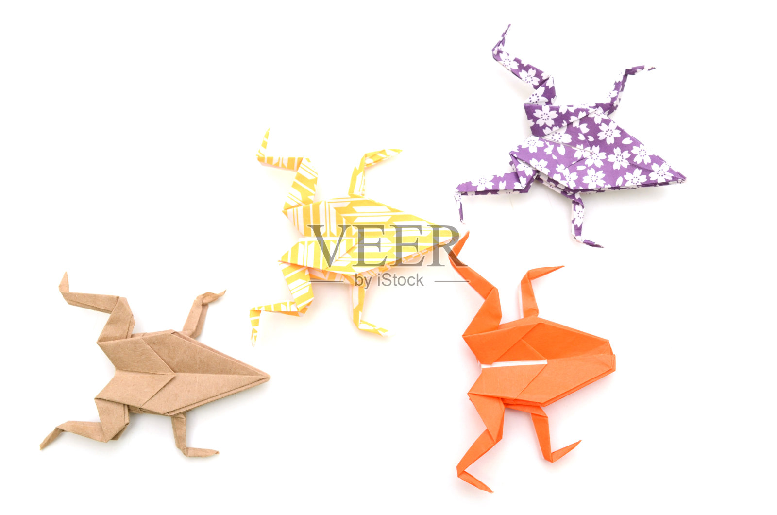 五彩的折叠纸青蛙上白白的，自上而下照片摄影图片