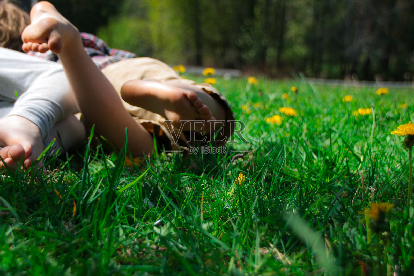 野花草地上无忧无虑的孩子照片摄影图片