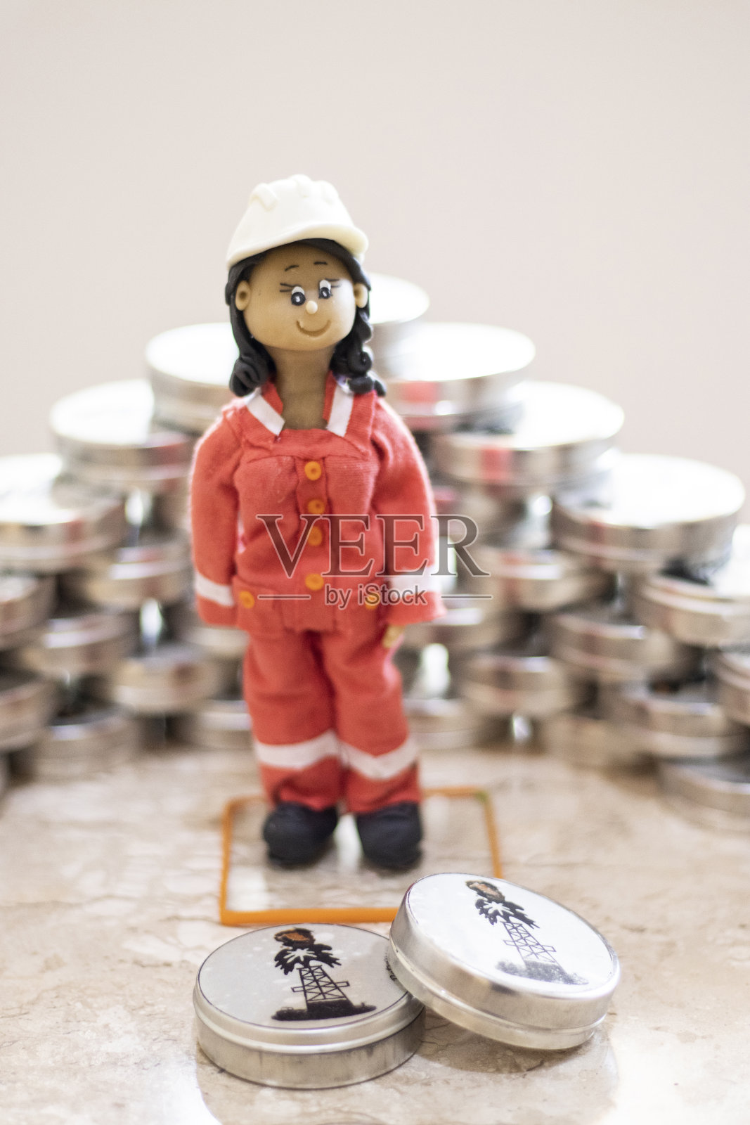 毕业晚会。用饼干/冷瓷做的娃娃扮成工程师照片摄影图片