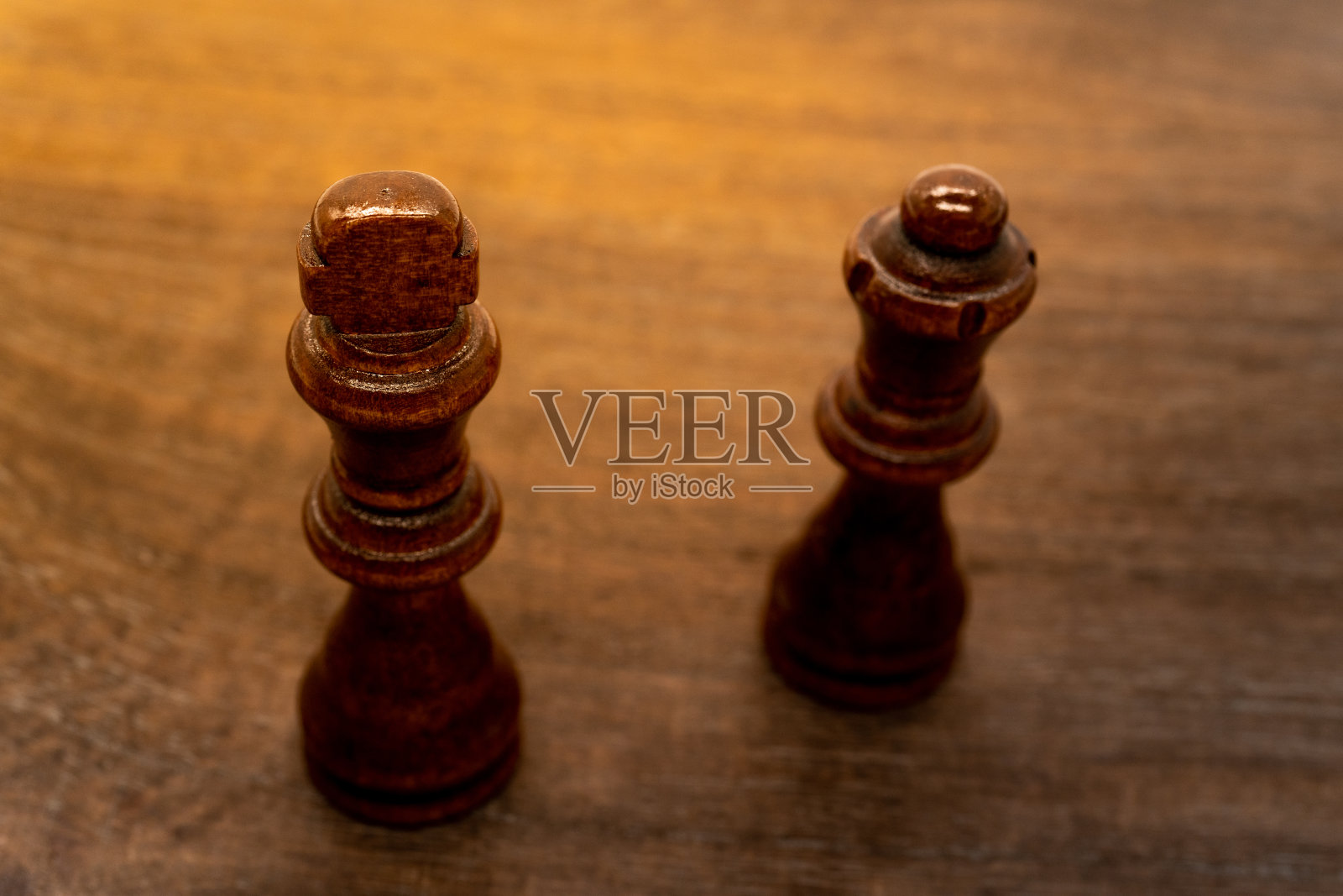 棋子放在木桌上照片摄影图片