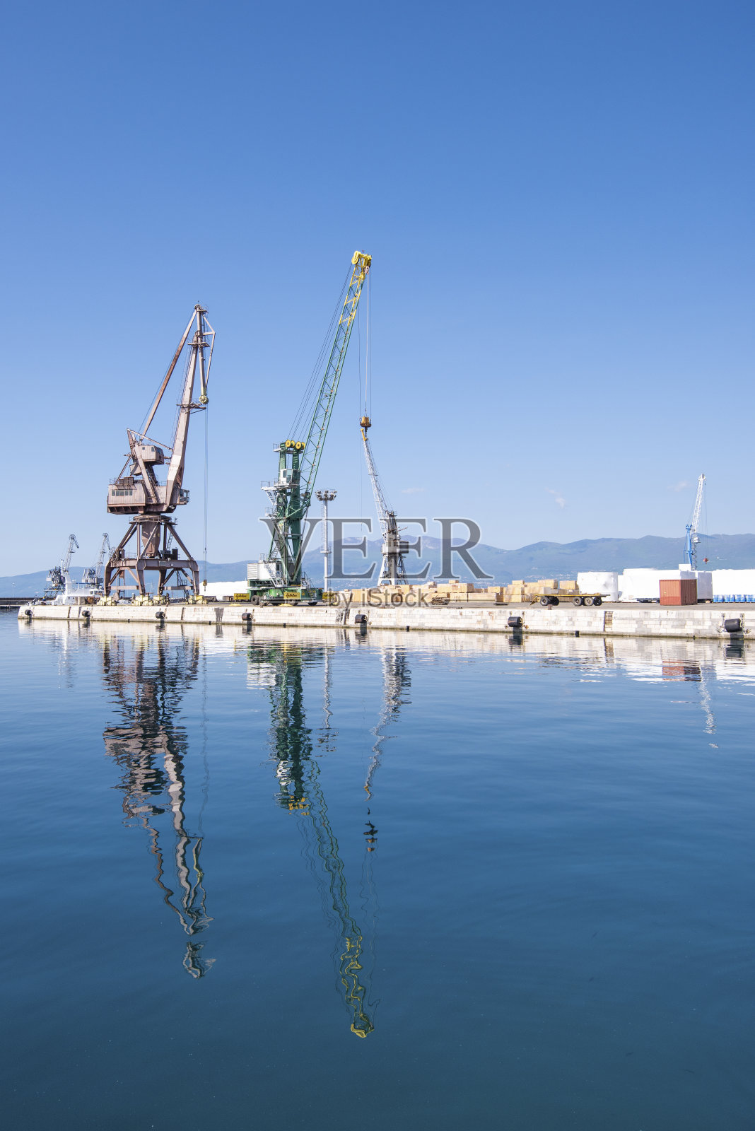 集装箱货运港口的移动式起重机照片摄影图片