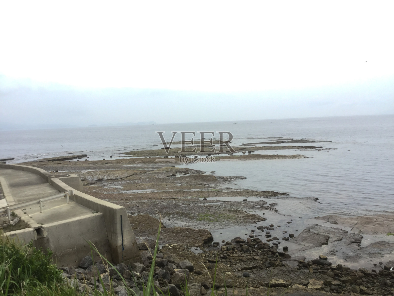 樱岛海岸线和浪崎灯塔照片摄影图片