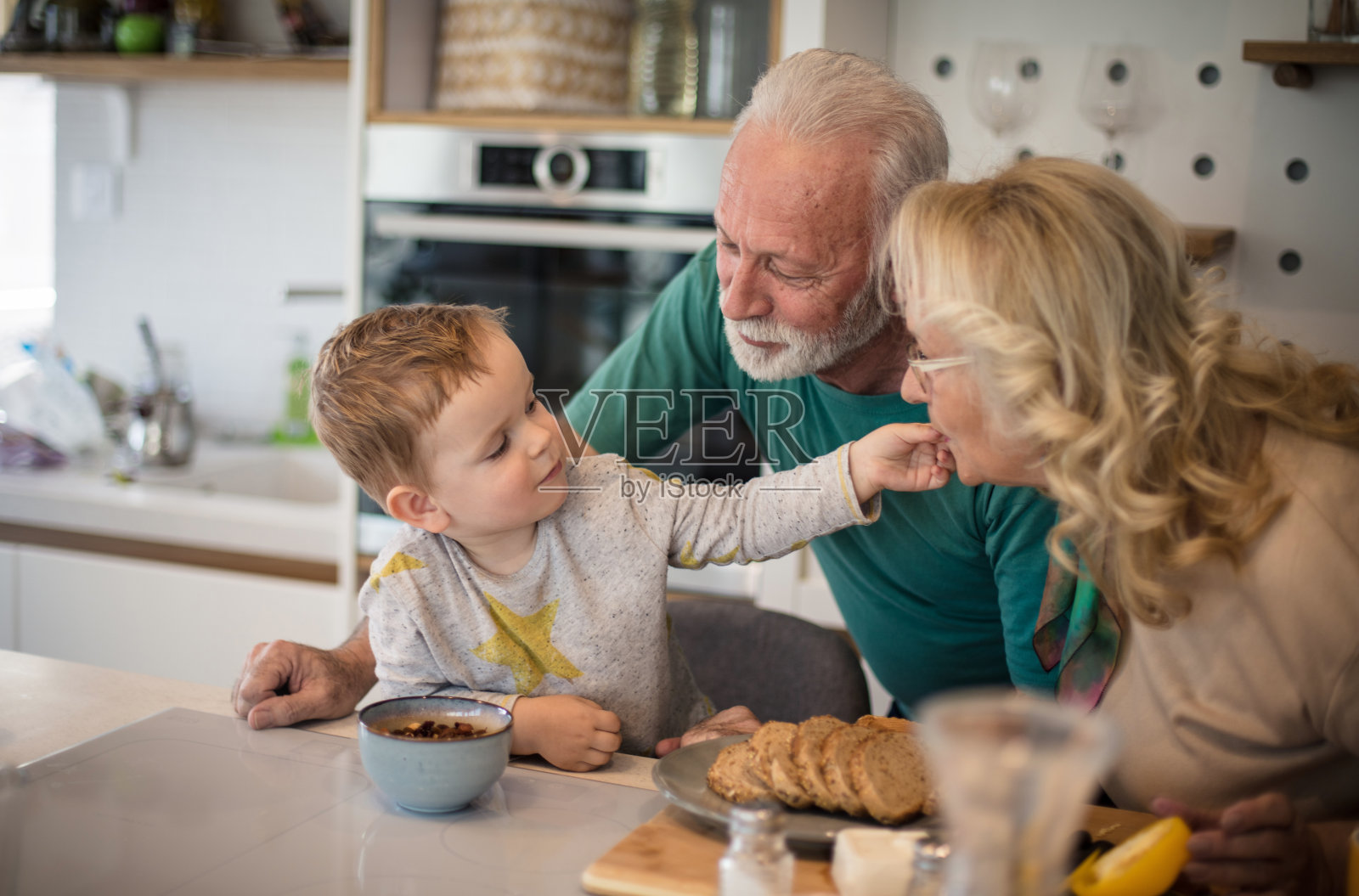 每一口都充满爱。照片摄影图片