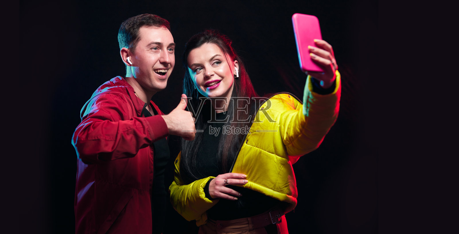 有智能手机的男人和女人照片摄影图片