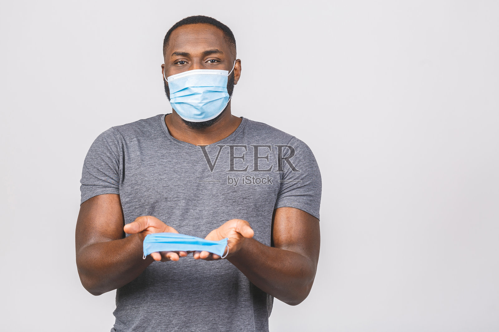 年轻的黑人非洲裔美国人在提供无菌面罩孤立的白人背景。照片摄影图片