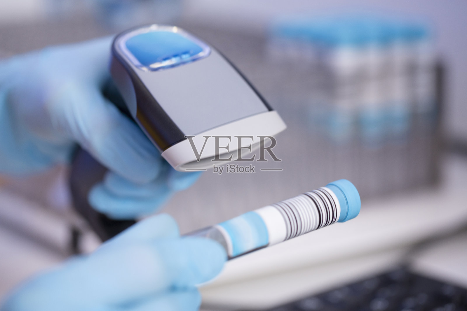 在医学实验室工作的女医生使用现代设备对医学样本进行检测。实验室医疗设备用于分析的医疗设备。检测冠状病毒(COVID-19)、艾滋病和DNA、RNA病毒的定义。照片摄影图片