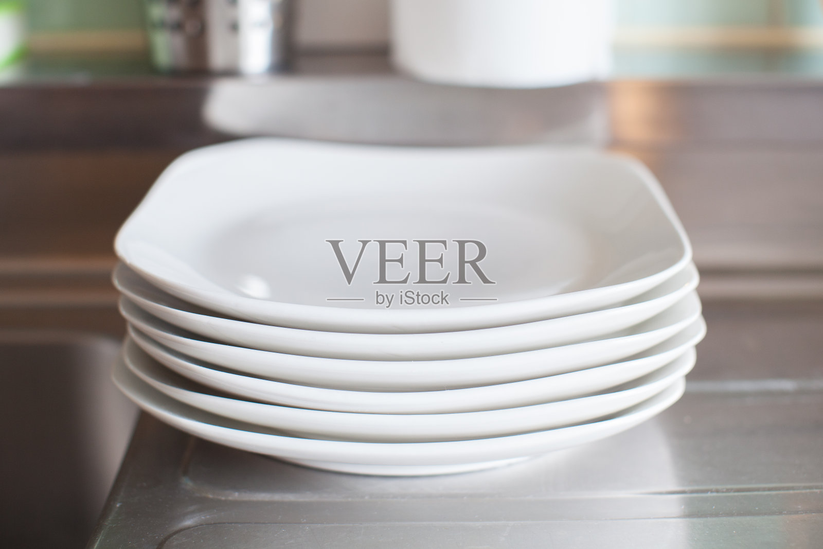 杯子和盘子放在桌子上照片摄影图片