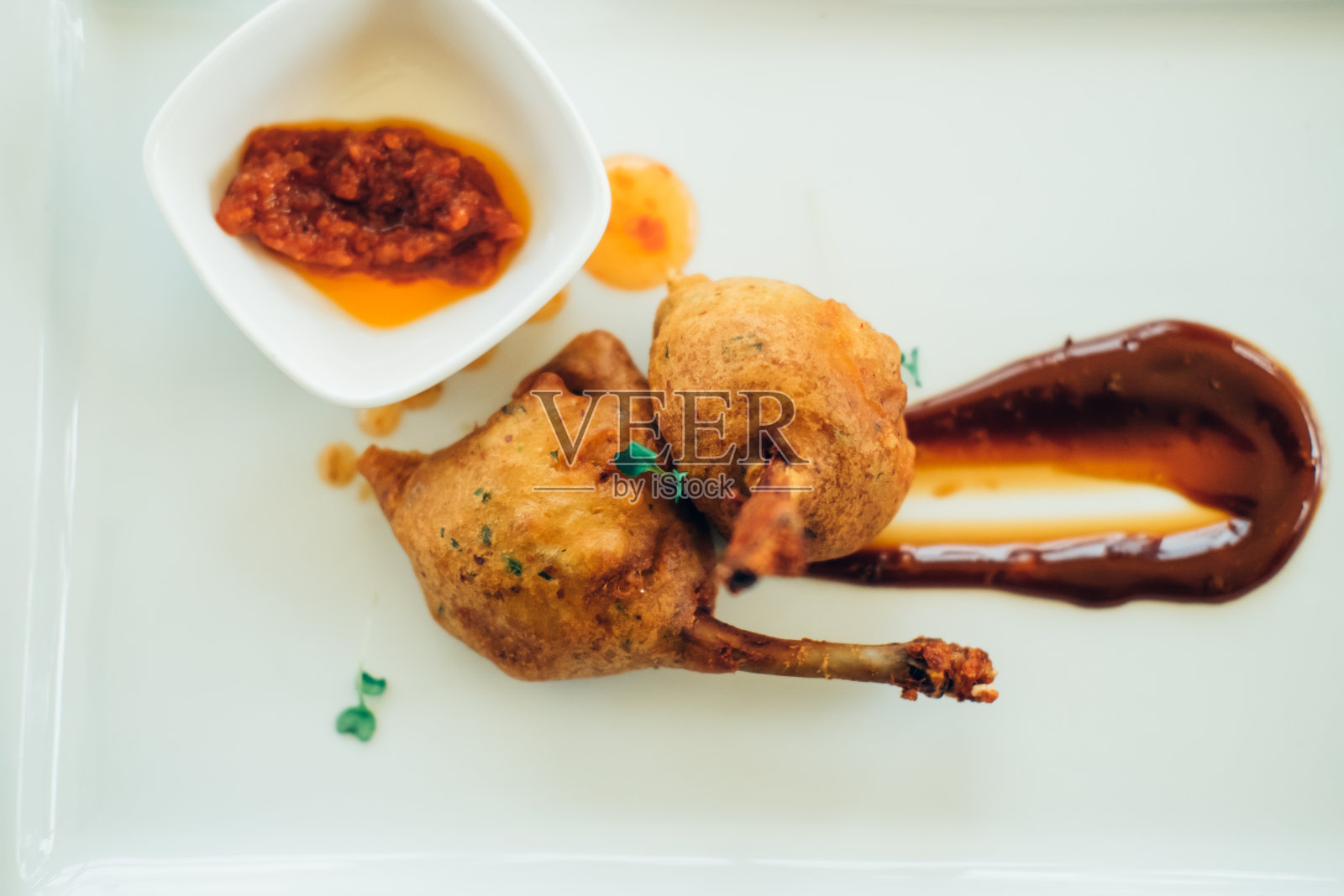 棒棒鸡翅配烧烤酱和辣椒酱照片摄影图片