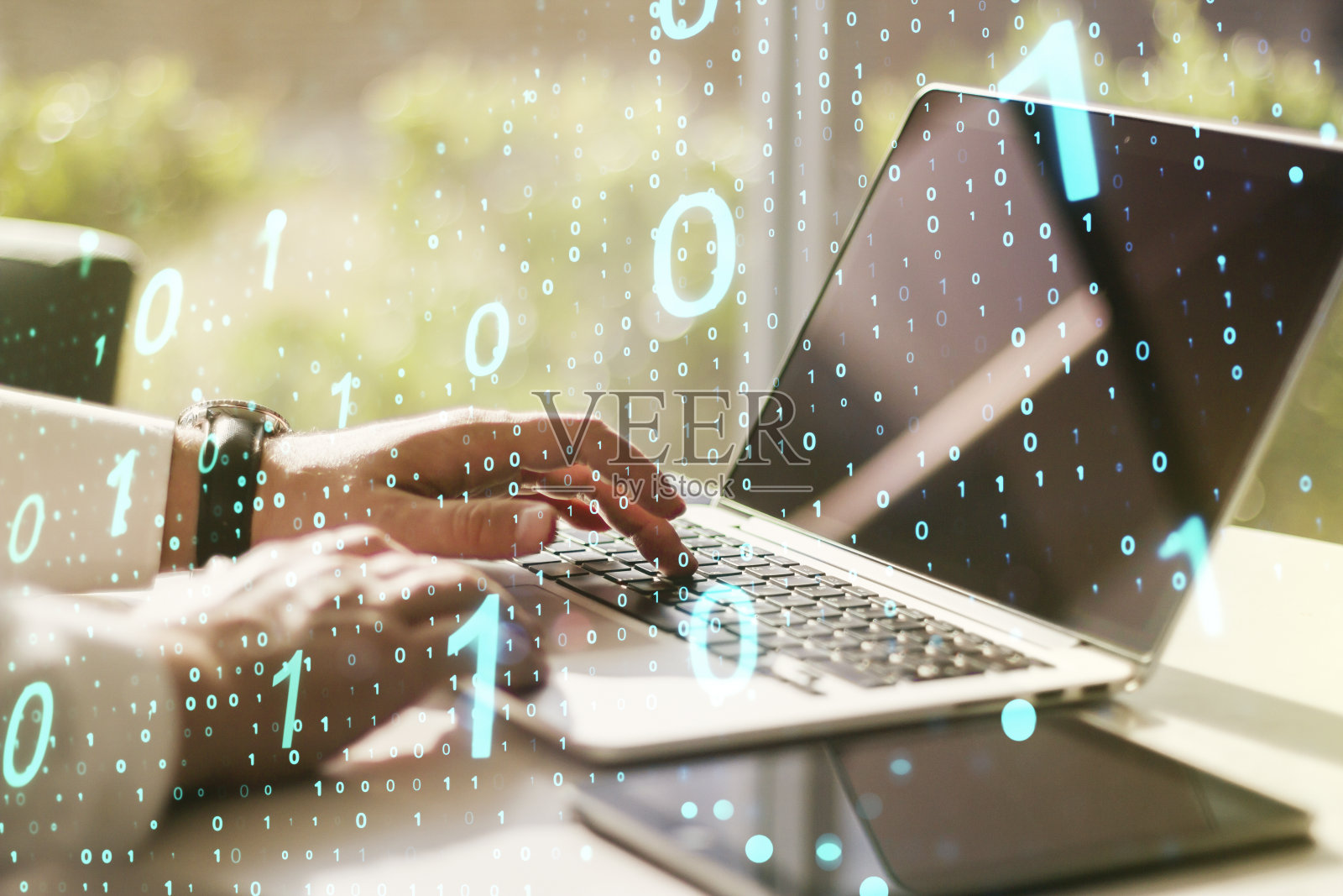 创造性的抽象二进制代码草图和手打字在电脑键盘上的背景，黑客和矩阵的概念。Multiexposure照片摄影图片