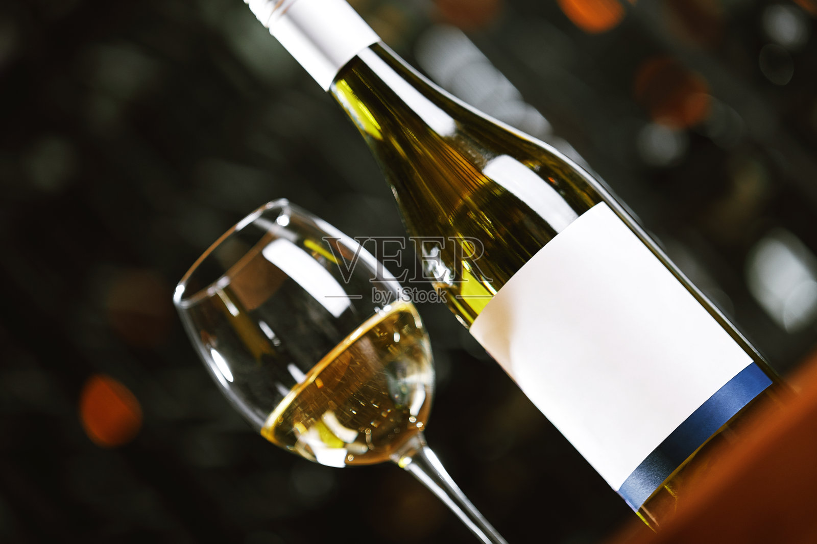 桌上放着一瓶葡萄酒和玻璃杯，背景是一杯葡萄酒。上酒，上酒。酿酒理念，复制空间纵横天涯照片摄影图片