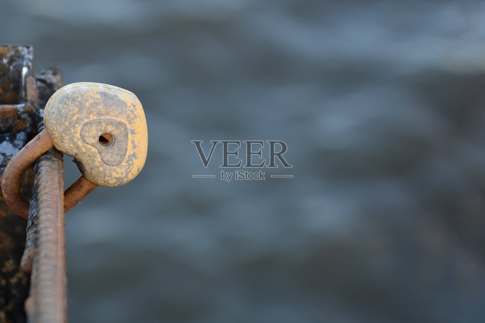 灰色背景上的心型金属锁。概念景观、背景、爱情。照片摄影图片