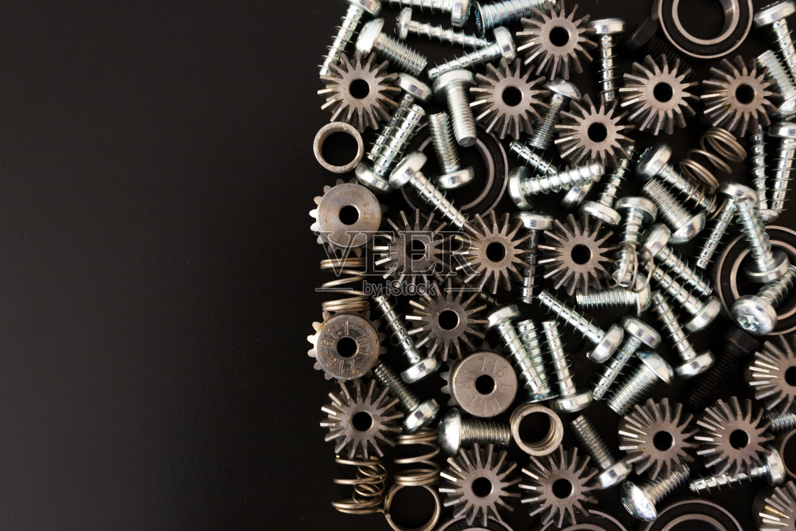 黑色背景上的机械部件。工业对象照片摄影图片