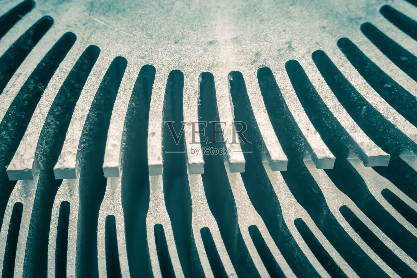 旧铝散热器散热片特写。旧处理器散热器的散热片。抽象。照片摄影图片