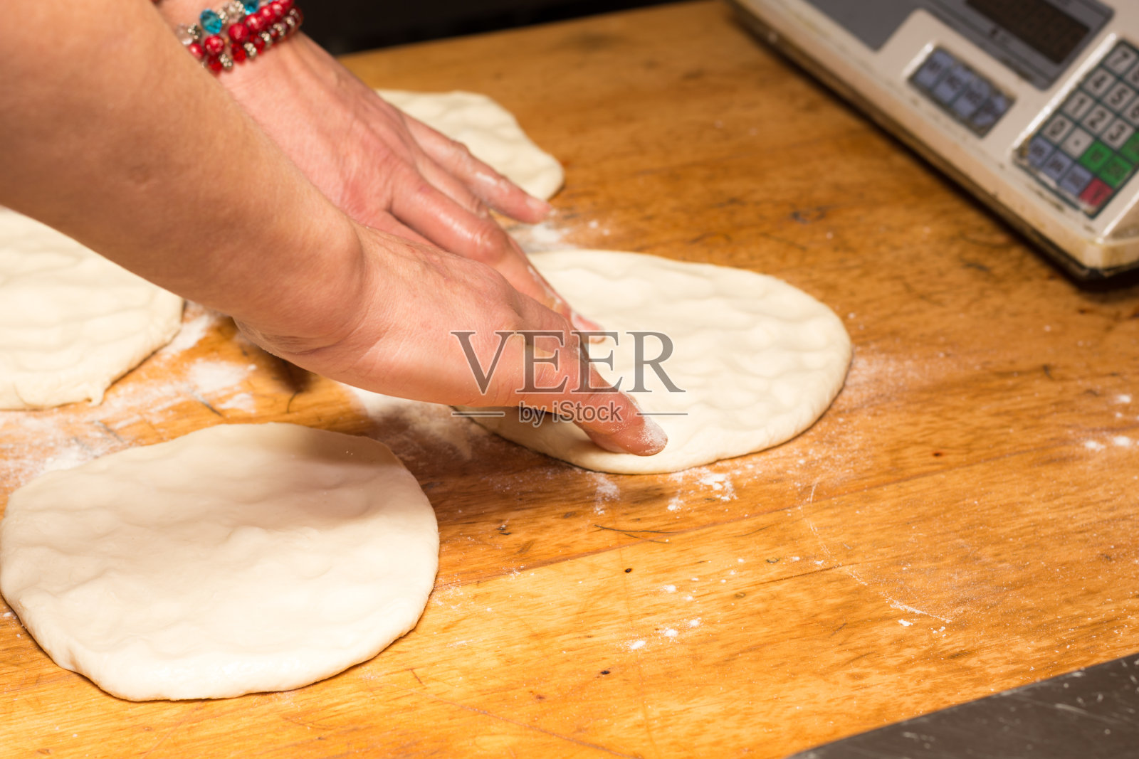 面包师正在做生面团照片摄影图片