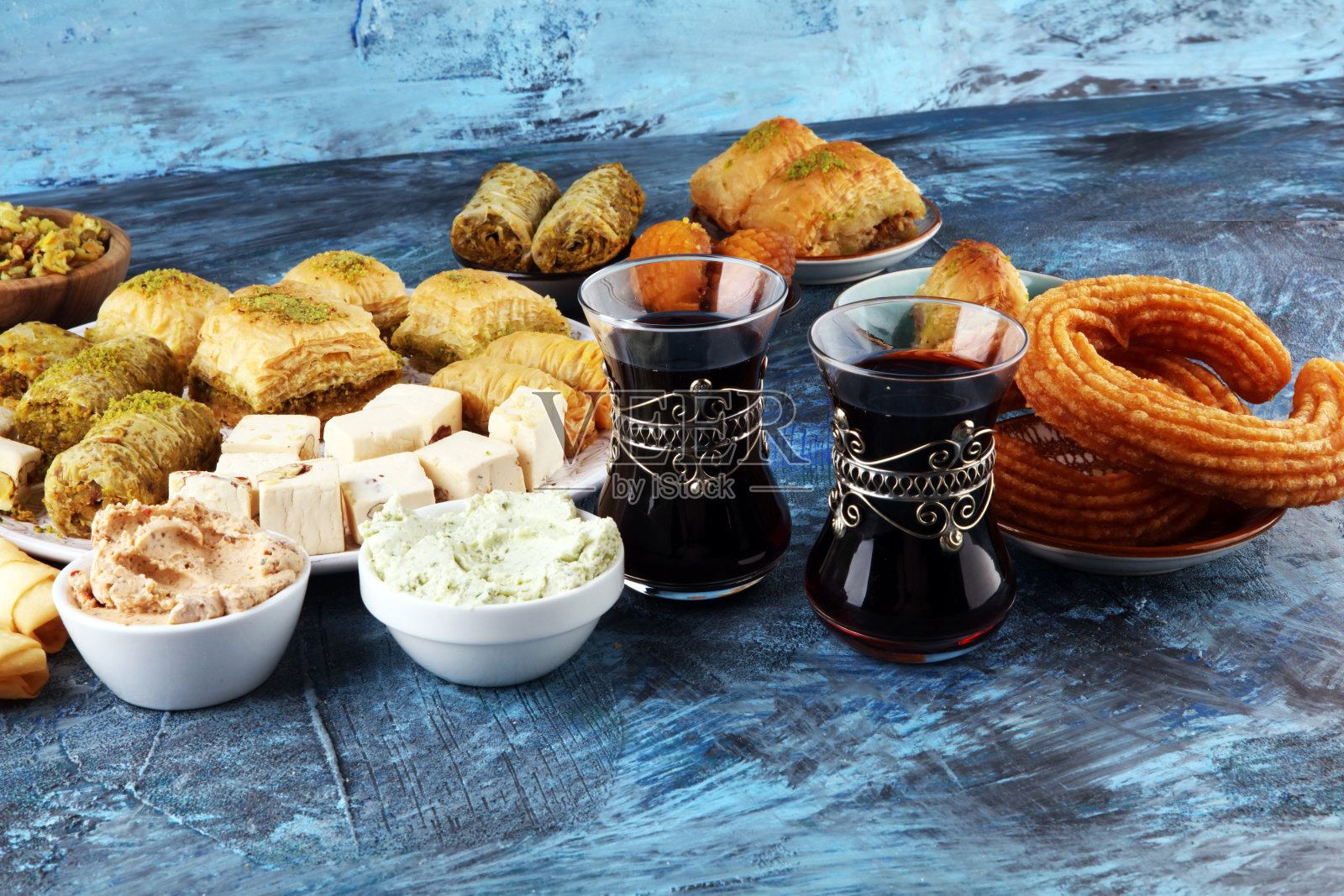 中东菜或阿拉伯菜土耳其开心果果仁饼。清真食品。照片摄影图片