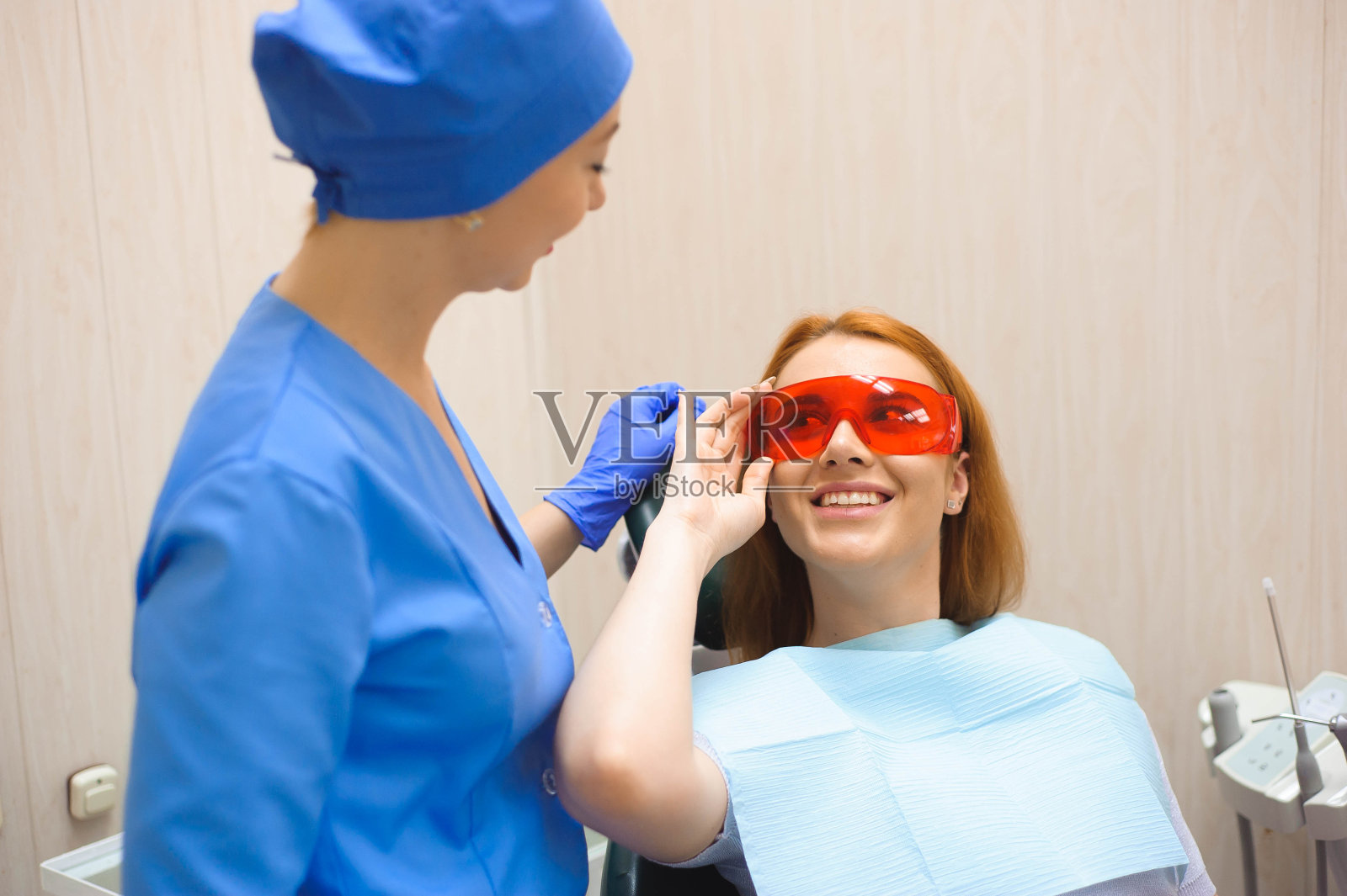 年轻女子在牙科诊所接受医生检查照片摄影图片