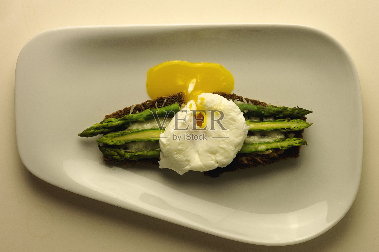 荷包蛋和芦笋黑面包吐司照片摄影图片