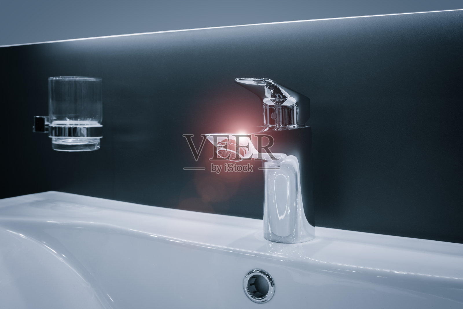 卫生的概念。豪华现代风格的水龙头在一个美丽的浴室白色水槽照片摄影图片