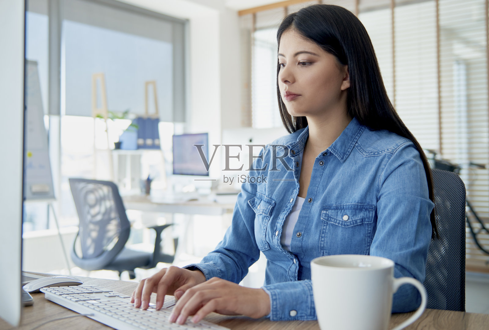 在办公室里用电脑工作的女人照片摄影图片