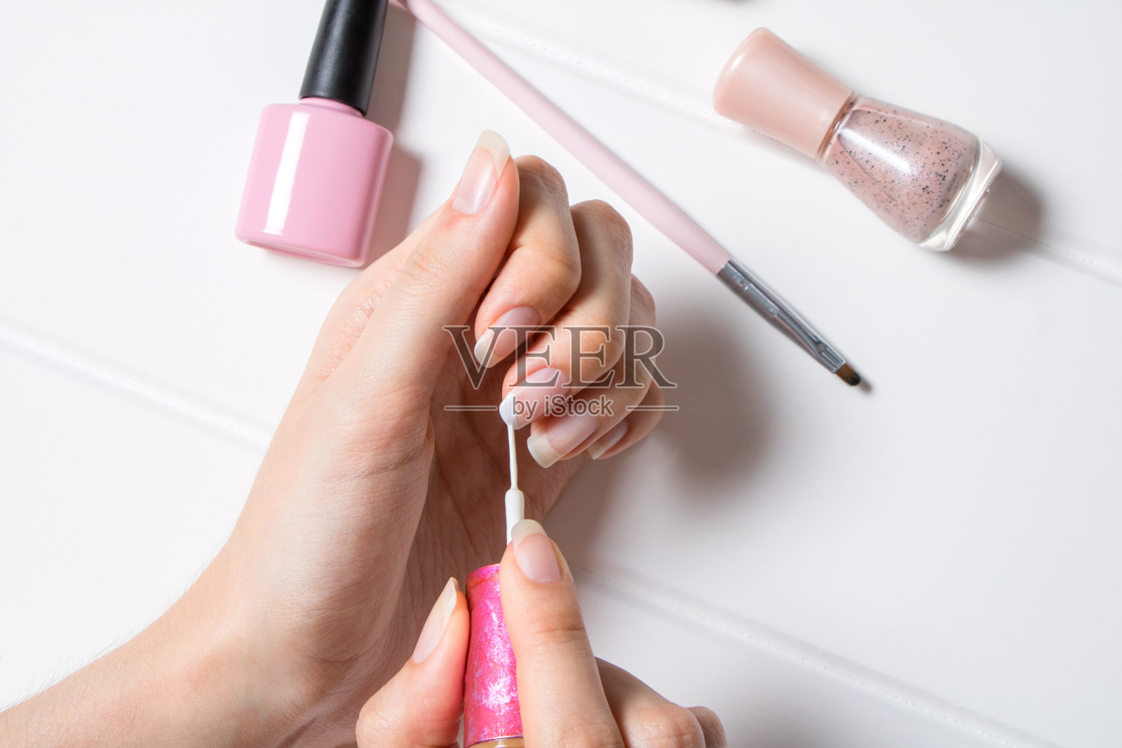 修指甲。一个女人涂指甲。这个女孩涂指甲油。法语、指甲护理。美甲沙龙，程序，SPA。指甲护理。修指甲的工具。美丽，美甲，魅力照片摄影图片