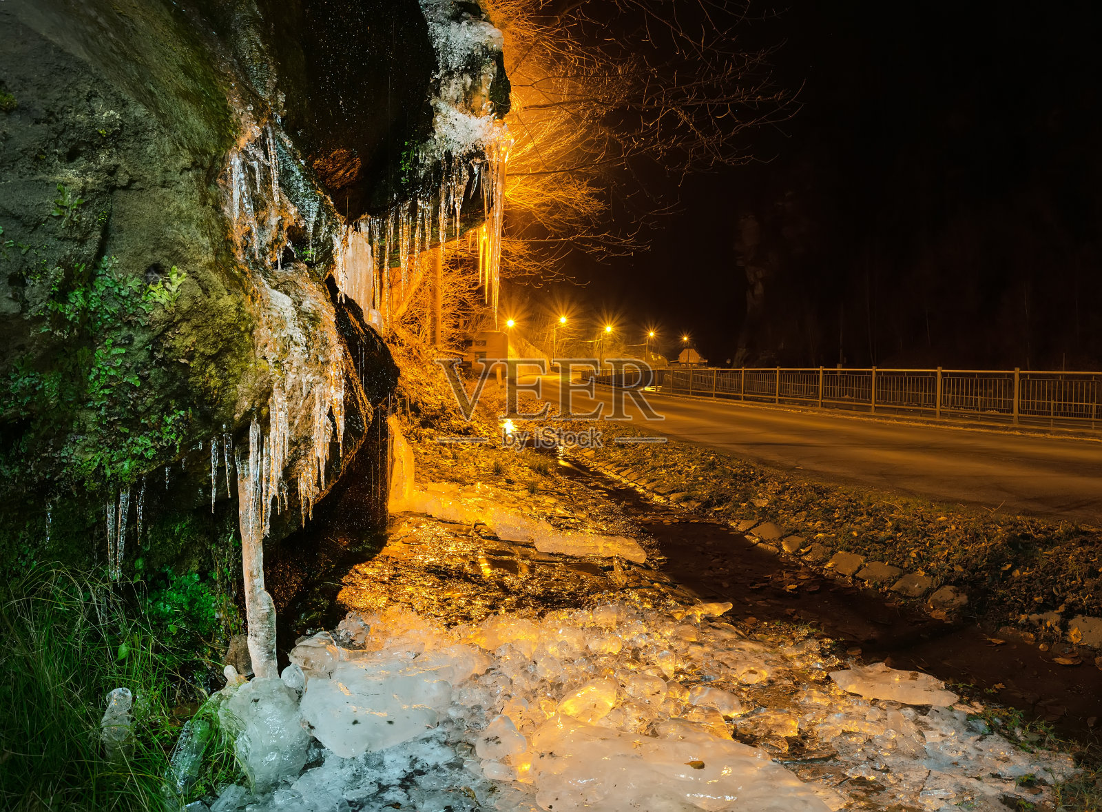 冰山、青苔、冰柱、道路夜景照片摄影图片