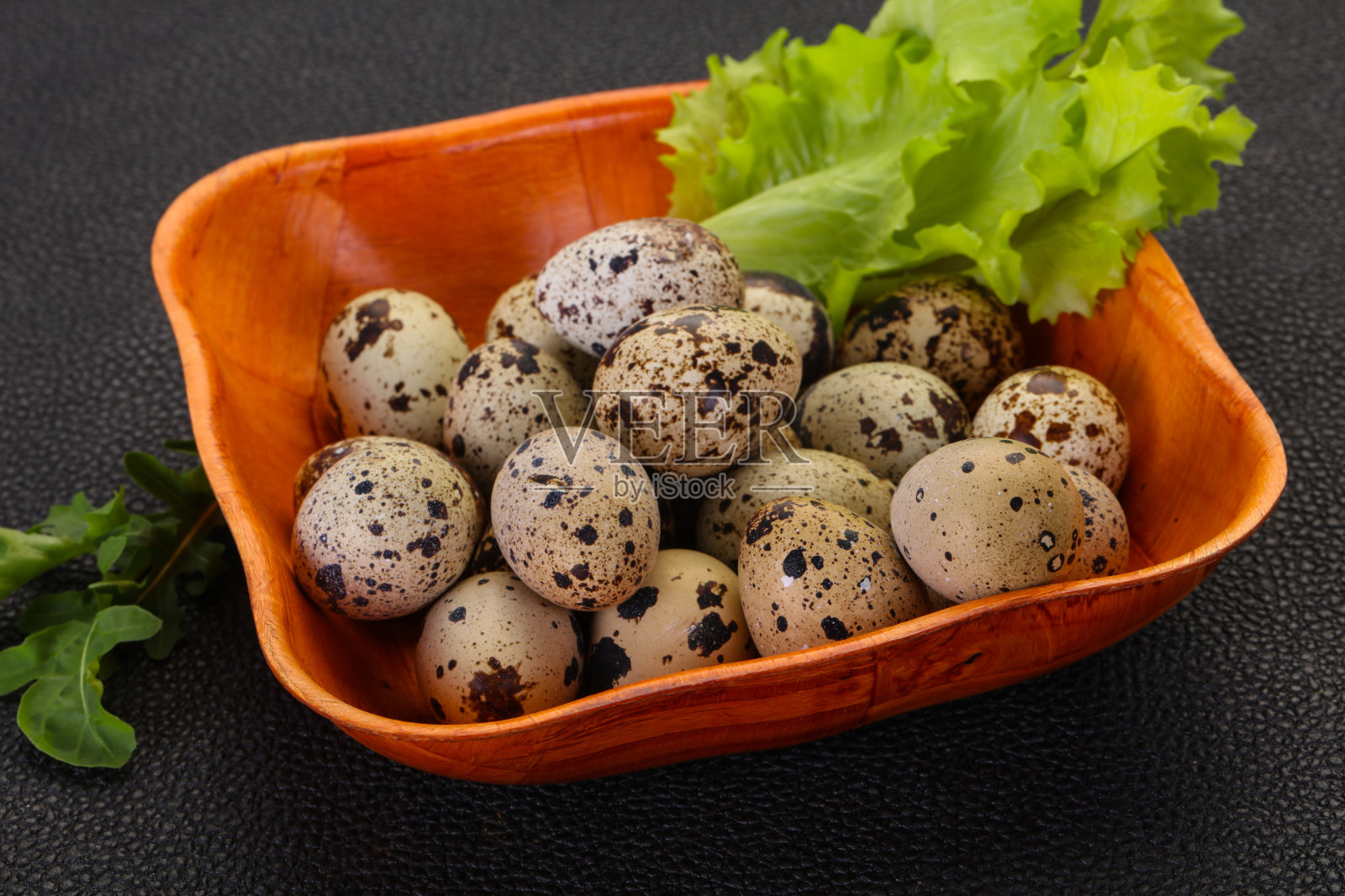 篮子里有鹌鹑蛋照片摄影图片