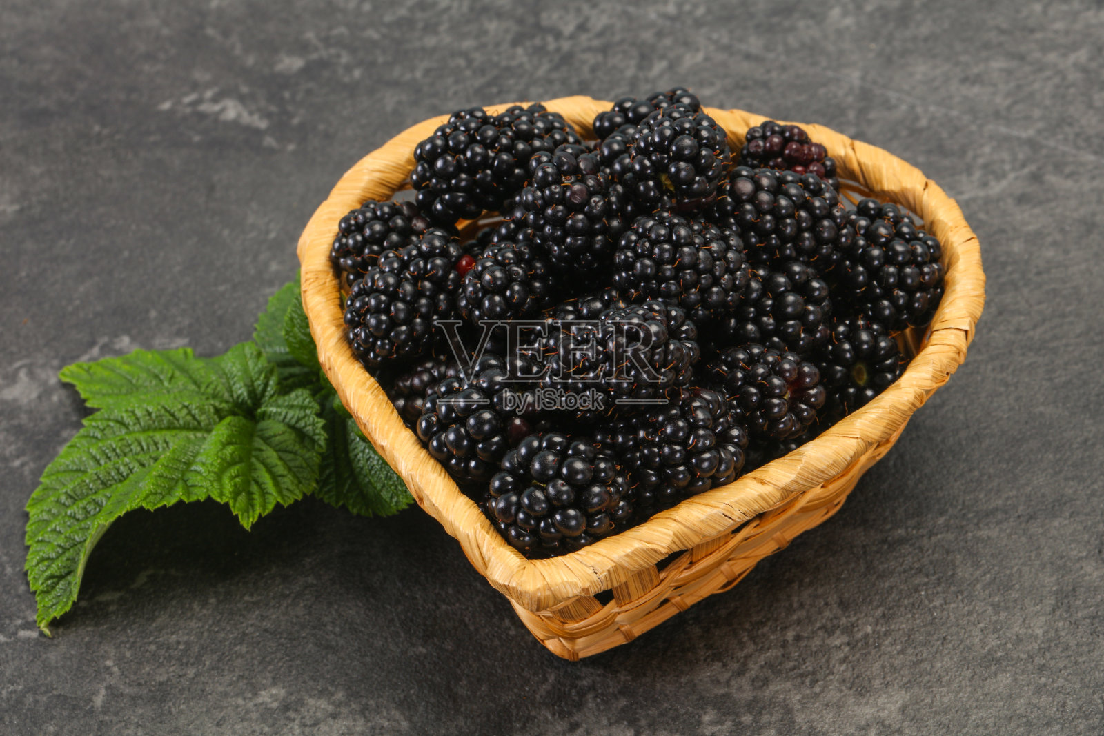 香甜可口的成熟黑莓堆照片摄影图片